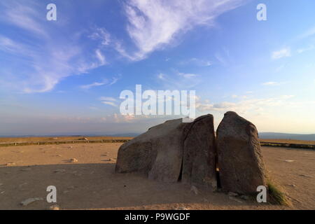 Il monte Brocken con pietra di vertice, Harz mountain range, Sassonia-Anhalt, Germania Foto Stock