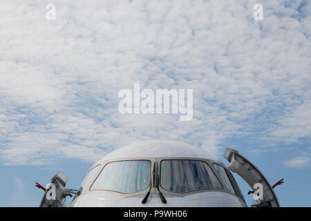 Il naso e il parabrezza del cockpit di un Mitsubishi CRJ jet regionale presso l'Airshow di Farnborough, il 16 luglio 2018, a Farnborough, Inghilterra. Foto Stock