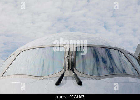 Il naso e il parabrezza del cockpit di un Mitsubishi CRJ jet regionale presso l'Airshow di Farnborough, il 16 luglio 2018, a Farnborough, Inghilterra. Foto Stock