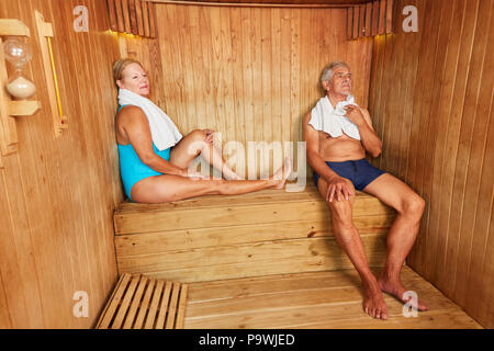 Coppia senior si rilassa nella sauna o bagno turco presso l'hotel spa Foto Stock