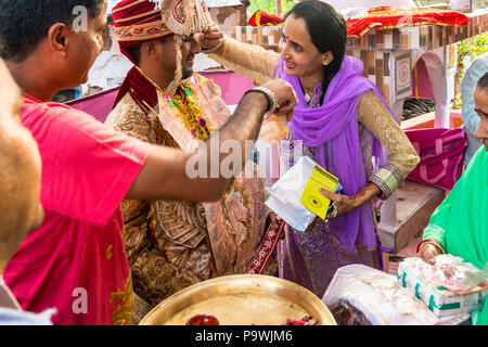 Un matrimonio tradizionale nella provincia indiana. Lo sposo accetta regali, desideri e benedizioni dalla sua famiglia e ospiti. India Giugno 2018 Foto Stock