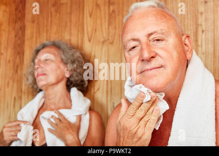 Coppia senior suda nella spa sauna o bagno turco presso la spa hotel Foto Stock