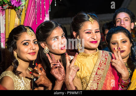 Un matrimonio tradizionale nella provincia indiana. India Giugno 2018.giovani ragazze in costumi tradizionali e colorati Foto Stock