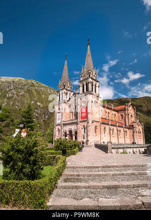 Basilica di Covadonga, Santa Maria la Real Basilica, Parco Nazionale Picos de Europa, Covadonga, Cangas de Onís, Asturias, Spagna Foto Stock