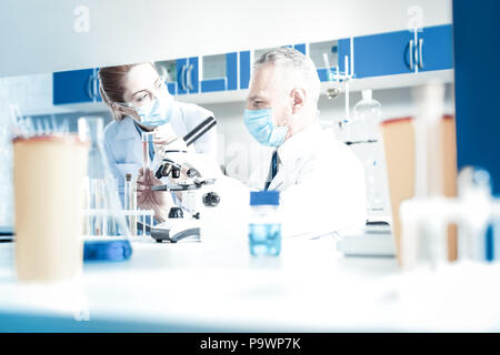 Positivo gioiosa gli scienziati che lavorano in team Foto Stock