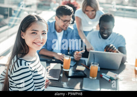 Attraente femmina internazionale seduti in primo piano Foto Stock