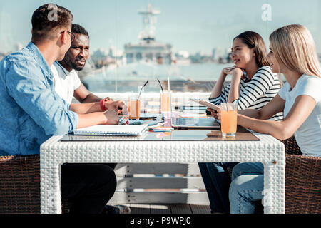 Gruppo di studenti seduti sulla terrazza Foto Stock