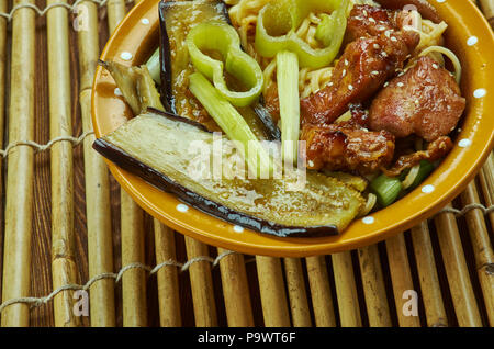 Crockpot croccante maiale caramellato ramen noodle soup, hinese cinque spezie in polvere Foto Stock