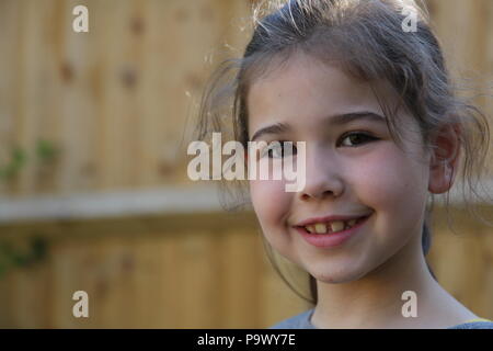 Un ritratto di un 6 anno vecchia ragazza. Foto Stock