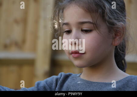 Un ritratto di un 6 anno vecchia ragazza. Foto Stock