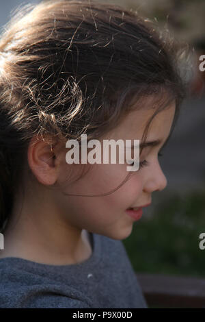 Un ritratto di un 6 anno vecchia ragazza. Foto Stock