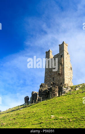Le rovine del castello di Dunstanburgh del XIV secolo sul sentiero costiero del Northumberland, Inghilterra Foto Stock