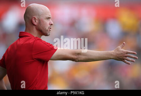 Ajax Manager Erik dieci Hag durante un pre stagione amichevole presso le banche's Stadium, Walsall. Foto Stock