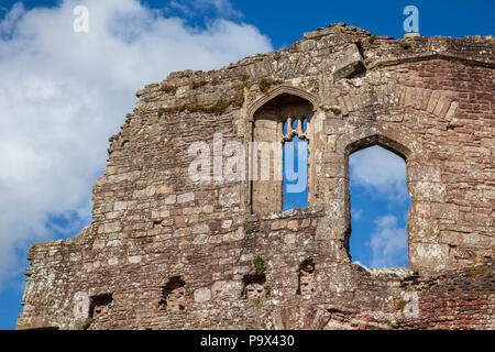 Le finestre ad arco decorate del Castello di Raglan, Monboccuthshire, Galles Foto Stock