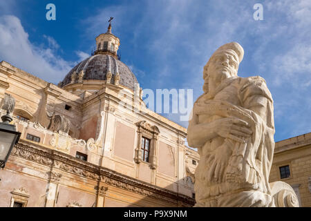 Parte della Fontana Pretoria, Praetorian fontana di Piazza Pretoria a Palermo, Sicilia, Italia, Europa mostra Santa Caterina cupola in background Foto Stock