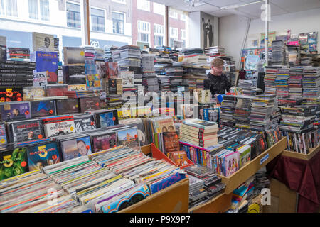 Dischi in Vinile, CD, DVD e libri all'interno di un archivio di record, Amsterdam, Paesi Bassi, Olanda, Europa Foto Stock