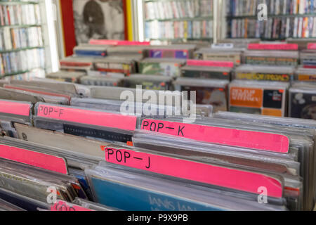 Dischi in Vinile LPs e gli album in rack a un record shop interno, England, Regno Unito Foto Stock