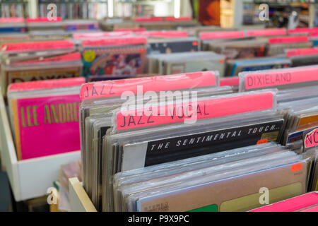 Dischi in Vinile LPs e gli album in rack a un record shop interno, England, Regno Unito Foto Stock