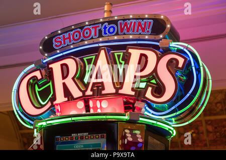 Craps macchina segno al neon in un casino Las Vegas, Nevada, STATI UNITI D'AMERICA Foto Stock