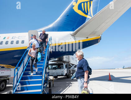 I passeggeri scendono dalla porta posteriore di volo Ryanair Foto Stock