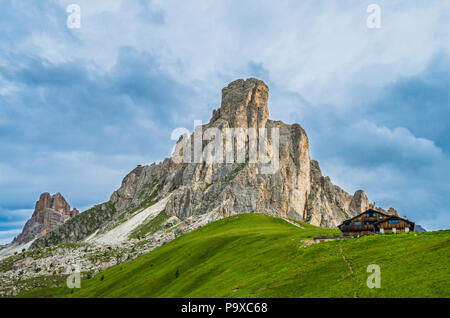 Nuvolau massiccio in Dolomiti, Italia. Vista dal Passo Giau sul monte Ra Gusela, Alto Adige, Dolomiti, Alto Adige Foto Stock