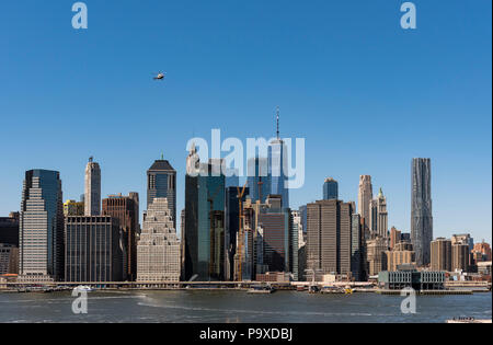 La parte inferiore di Manhattan visto da Brooklyn Heights Promenade, New York City, Stati Uniti d'America Foto Stock