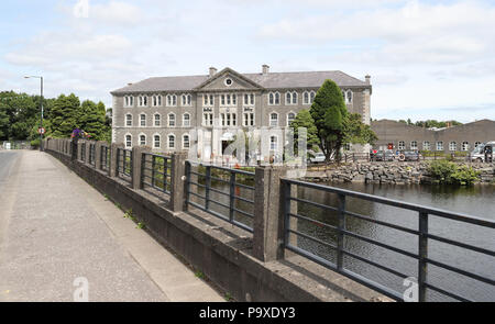 Il ponte sul fiume Erne a Belleek Pottery la città di Belleek Co Fermanagh, davanti al Primo Ministro Theresa Maggio la visita Belleek Pottery Factory. Foto Stock