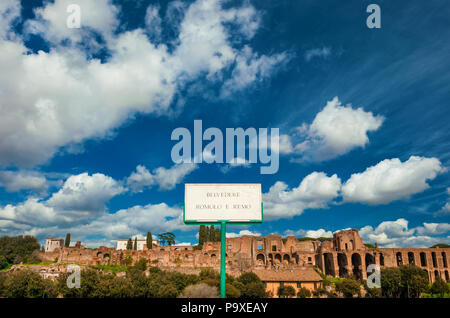 Vista panoramica dell'antica Roma imperiale le rovine del palazzo sul Palatino da Romolo e Remo la panoramica terrazza, nel centro storico di Roma Foto Stock