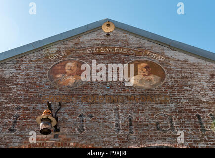 Segni sul red-brick warehouse parete di Radegast Hall e Biergarten di Williamsburg di Brooklyn, a New York City, Stati Uniti d'America Foto Stock