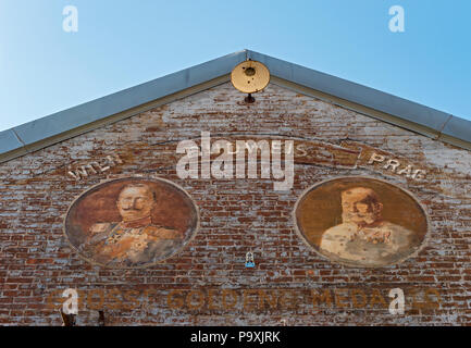 Segni sul red-brick warehouse parete di Radegast Hall e Biergarten di Williamsburg di Brooklyn, a New York City, Stati Uniti d'America Foto Stock