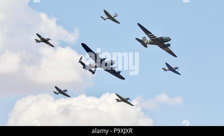 BBMF Trenchard Plus formazione al 2018 Royal International Air Tattoo celebra i suoi cento anni della Royal Air Force Foto Stock