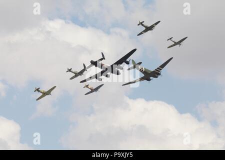 BBMF Trenchard Plus formazione al 2018 Royal International Air Tattoo celebra i suoi cento anni della Royal Air Force Foto Stock