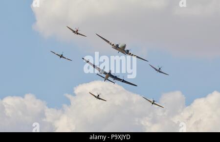 BBMF Trenchard Plus formazione al 2018 Royal International Air Tattoo celebra i suoi cento anni della Royal Air Force Foto Stock