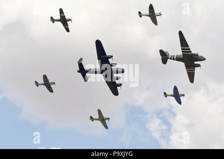 BBMF Trenchard Plus formazione al 2018 Royal International Air Tattoo celebra i suoi cento anni della Royal Air Force Foto Stock