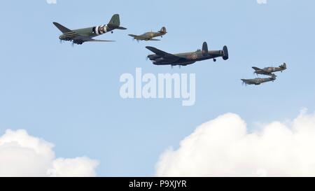 BBMF Trenchard Plus formazione al 2018 Royal International Air Tattoo celebra i suoi cento anni della Royal Air Force Foto Stock