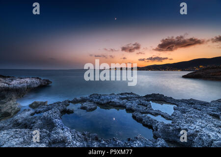 Seascape mediterraneo al tramonto, caldo color sky, mistica luce blu, una lunga esposizione HDR, Maiorca, isole Baleari, Spagna Foto Stock