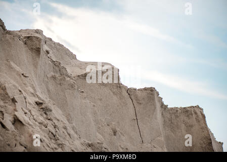 Pile di grandi dimensioni di costruzione della sabbia e della ghiaia utilizzata per la produzione di asfalti e costruzione. Cava di calcare mining delle rocce e delle pietre Foto Stock