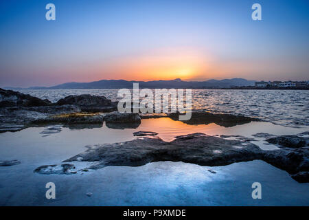 Seascape mediterraneo al tramonto, caldo color sky, mistica luce blu, una lunga esposizione HDR, Maiorca, isole Baleari, Spagna Foto Stock