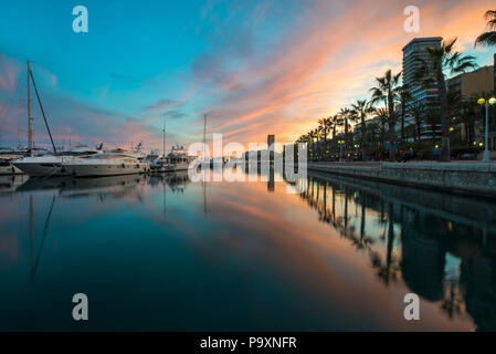 Bellissimo porto di Alicante, Spagna al mare Mediterraneo. Yacht di lusso, navi, traghetti e imbarcazioni da pesca e a vela in piedi in fila in porto. Ricca di p Foto Stock