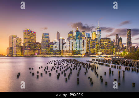 New York, New York, Stati Uniti d'America skyline del centro al tramonto su East River. Foto Stock