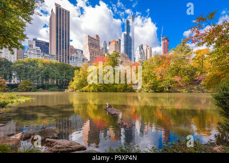 New York, New York, Stati Uniti d'America Park South cityscape da Central Park in autunno. Foto Stock