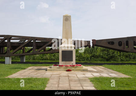 Parte del pontone galleggiante al di fuori del D-Day Museo di atterraggio (Musée du Débarquement) di Arromanches Foto Stock