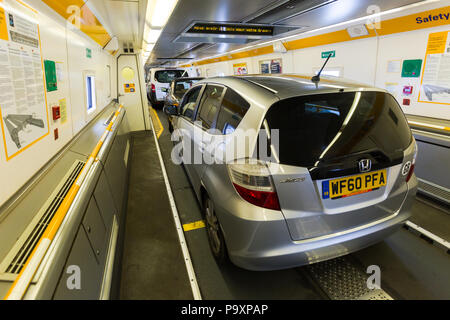 Veicoli parcheggiati sul tunnel sotto la Manica o Chunnel, Navetta treno portando loro dall Inghilterra alla Francia Foto Stock