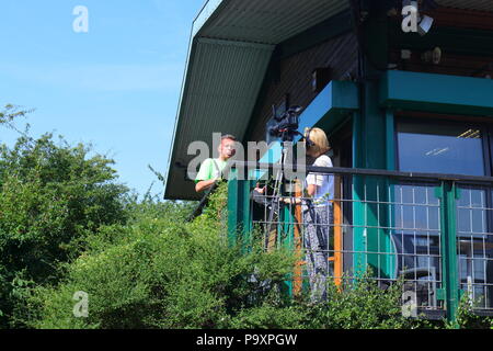 Chris Packham intervistata da una tv locale news azienda durante una visita a RSPB Fairburn rali sul suo tour Bioblitz Foto Stock