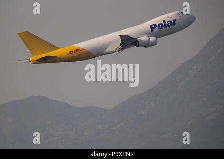 La Boeing 747-8F cargo aereo di Polar Air Cargo indossare il logo di DHL in aria dopo la partenza dall'Aeroporto Internazionale di Hong Kong, Cina Foto Stock