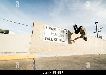 A piena lunghezza shot dei maschi di parkour atleta parete facendo saltare Foto Stock