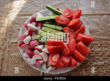 Fresche verdure tagliate sulla piastra foto Foto Stock