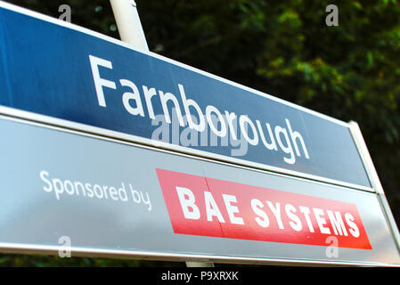 Farnborough stazione ferroviaria principale sponsorizzato da BAE Systems durante il Farnborough Airshow internazionale. Segno. Cartello Foto Stock