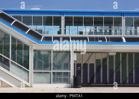 CTA Blu fermata del treno alla stazione di Cumberland in Park Ridge, l'Illinois su una soleggiata giornata estiva. Foto Stock