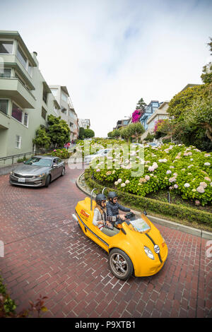 Lombard Street è un'eastwest Street di San Francisco, in California, che è famosa per una ripida e una sezione di blocco con otto tornanti Foto Stock